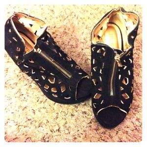 Black wedge heels