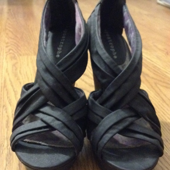 Comfortable black wedges
