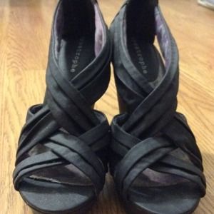 Comfortable black wedges