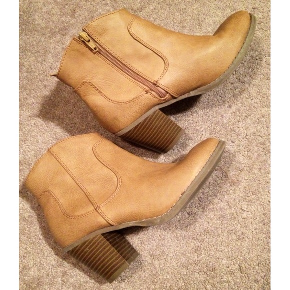 Taupe ankle booties👢