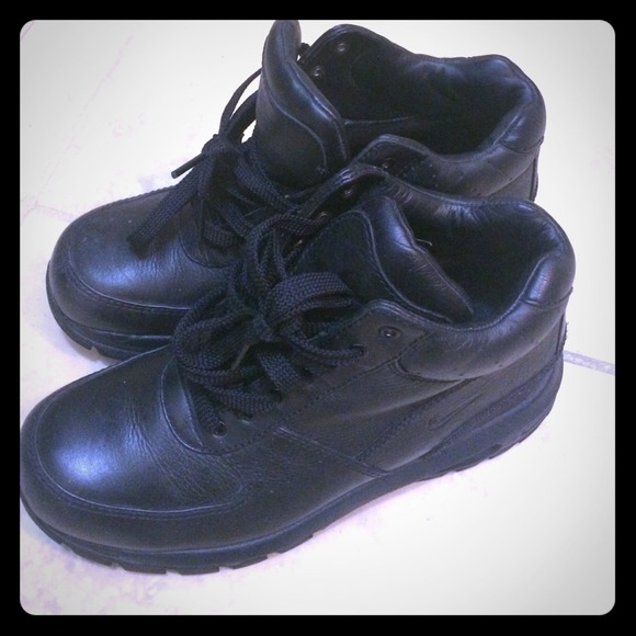 BLACK NIKE ACG BOOTS kids/youth