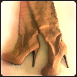 😍 Sexy, brown suede knee-high boots!!