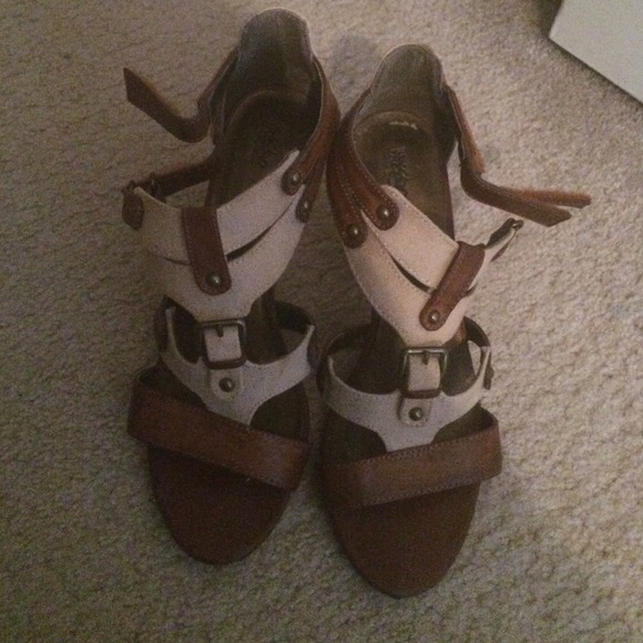 Cute tan and brown heels! - Picture 3 of 3