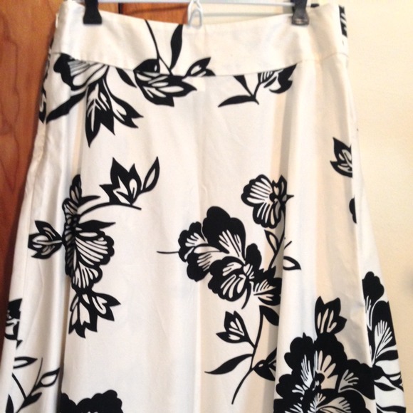 Gap skirt. Size 8.NWT. Black & White floral print.
