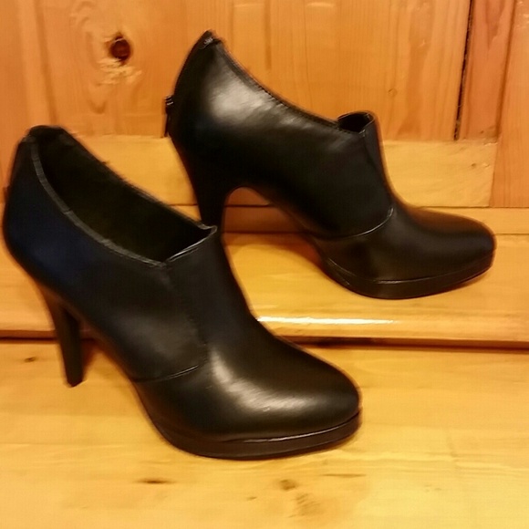 Adorable booties black
