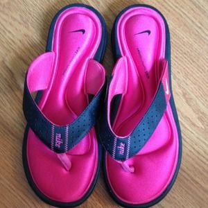 BRAND NEW nike comfort footbed flip flop
