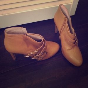 Vince Camuto camel/tan heeled booties size 8