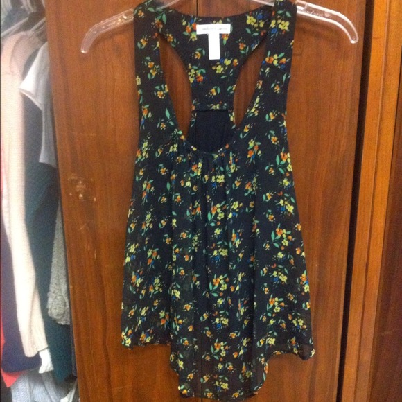 Floral tank - Picture 1 of 2