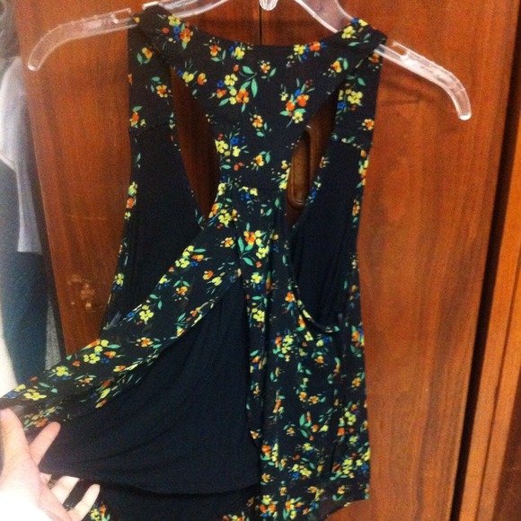 Floral tank - Picture 2 of 2