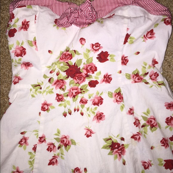 Beautiful flower dress - Picture 2 of 3