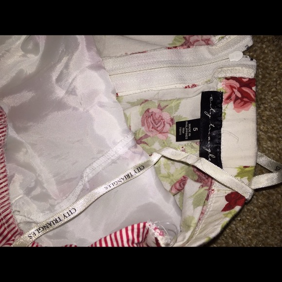 Beautiful flower dress - Picture 3 of 3