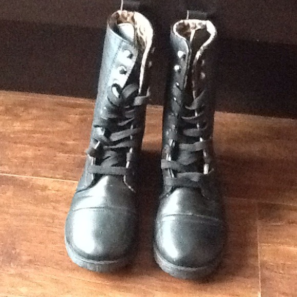 💢Sold💢Black size 7 Combat boots Leopard inside - Picture 1 of 4