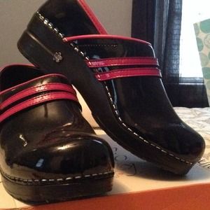 Sanita (Koi) size 39 black and pink!