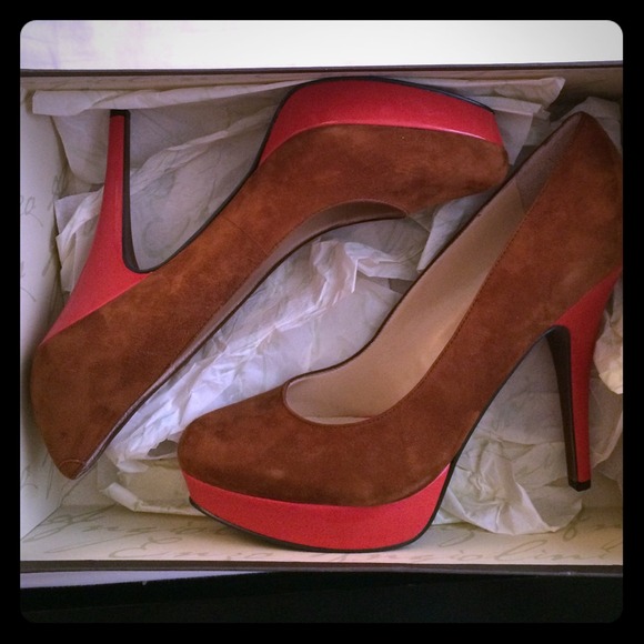 Enzo angiolini pumps w/ a hint of sexy