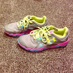 Women's size 8 Under Armour tennis shoes