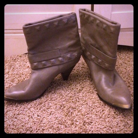 b. makowsky Leather stud embedded booties