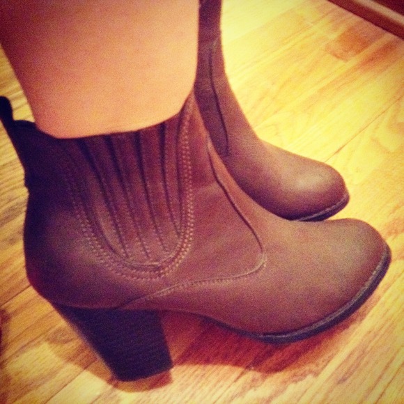 Adorable brown ankle boots!