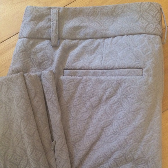 Printed ankle pants.