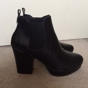 BRAND NEW faux leather Chelsea ankle boots w heel