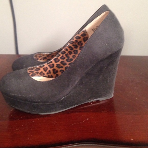 Black wedges