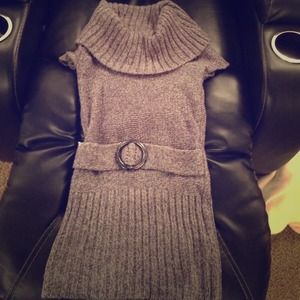 Short sleeved grey sweaterdress with attached belt