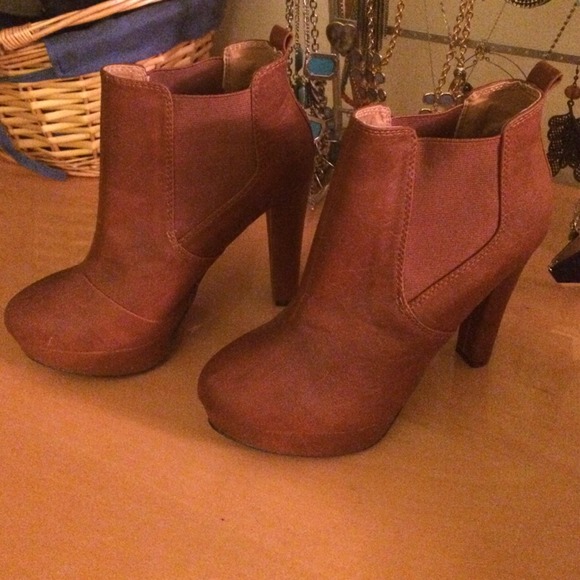 Ankle boots sz. 6 1/2 but prob for a 7 better!