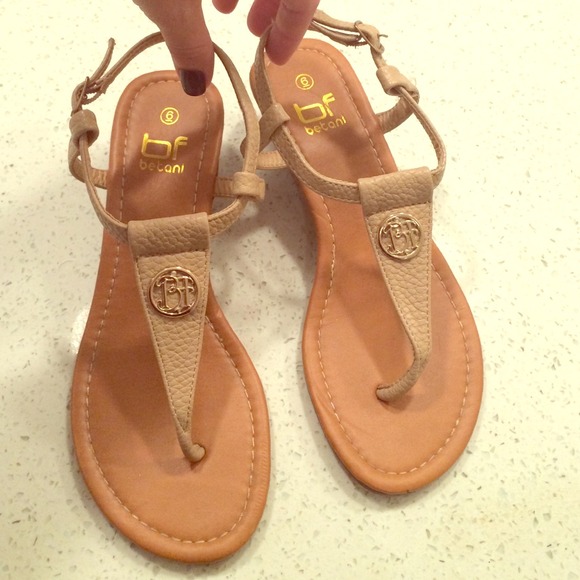Petite tan sandal with small wedge