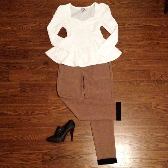 🎉last one🎉 White peplum top. On Sale