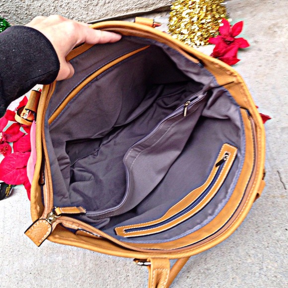 ❗️🚫SOLD IN BUNDLE❗️Blossoming Chariots Handbag - Picture 4 of 4