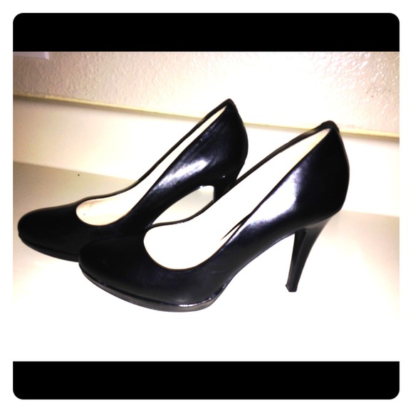 Sold Nine West black heels