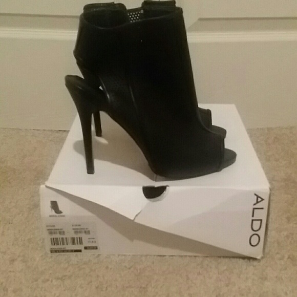 All Black Miralenia Pumps-- Worn Once !!!! 😊😊