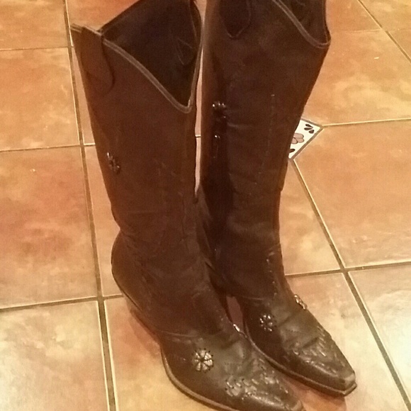 Western BCBG Brown Cowboy boots!