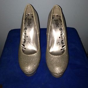 BRASH Silver Glitter Cosmic Platform Pumps!!