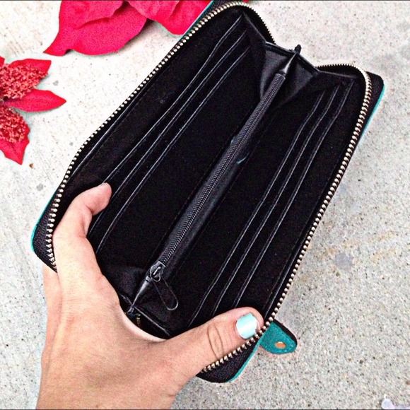 ❗️🚫SOLD IN BUNDLE❗️Aqua Burst Wallet Wristlet - Picture 3 of 3