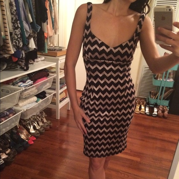 BUNDLED ANGL black & gold chevron dress 😘