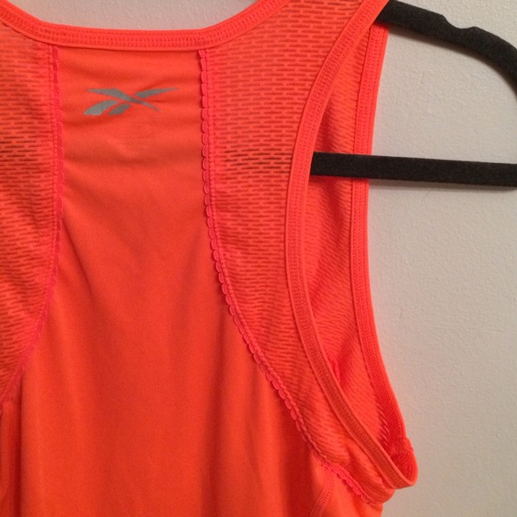 Reebok "Play Dry" Performance Top w/Scallop Detail - Picture 3 of 4