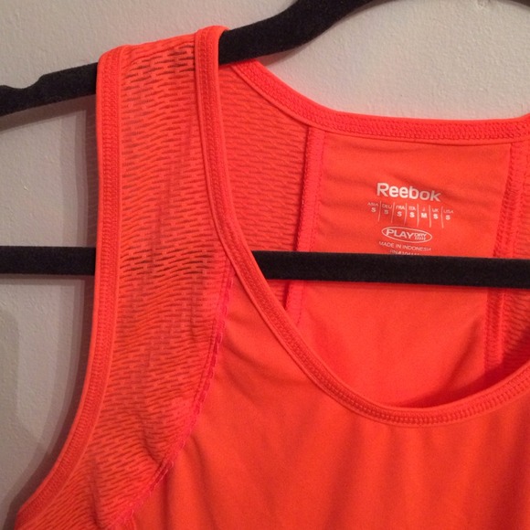 Reebok "Play Dry" Performance Top w/Scallop Detail - Picture 4 of 4