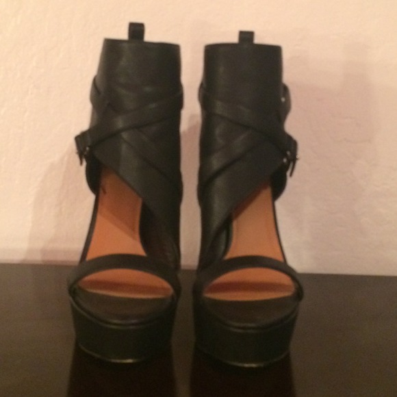 Cut out sandals with ankle cuff