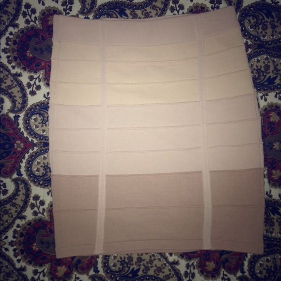 Nude high-waisted skirt.