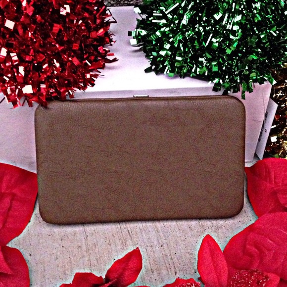 ❗️SOLD IN BUNDLE❗️ Hot Cocoa Clutch - Picture 3 of 4