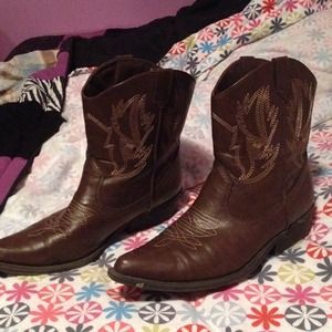 Short cowboy boots