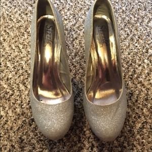 silver sparkly pumps. size 8