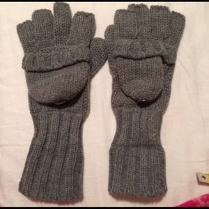Grey fingerless gloves/ mittens