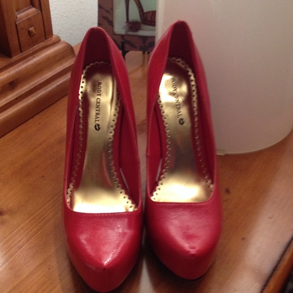 RED HOT PUMPS FROM BODY CENTRAL SIZE 9  PRICE $25