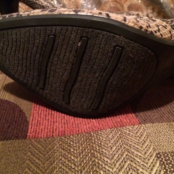 Snake print inspired heals - Picture 2 of 3