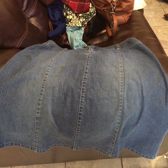 Short denim skirt. Size 12