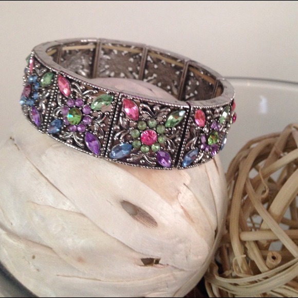 Gorgeous floral crystal bracelet