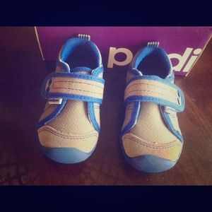 Toddler shoes size 4-4.5 NEW never used !!!