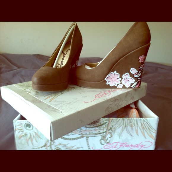 NWT Nude Ed Hardy Neutral pumps wedges