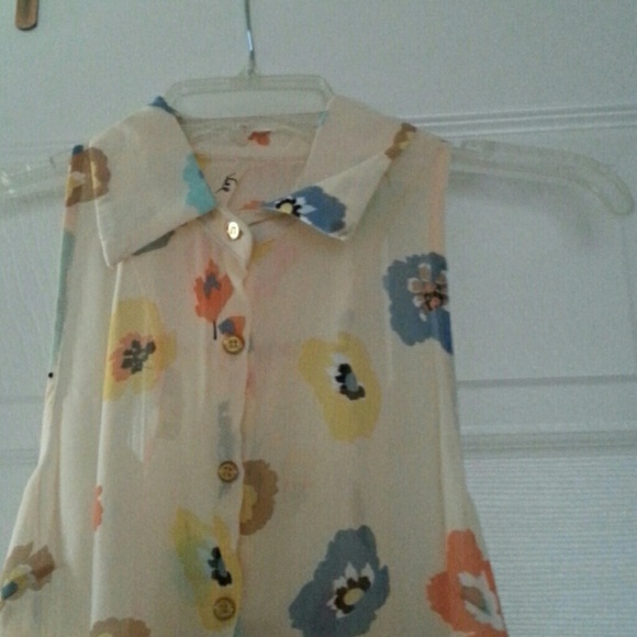 Floral top - Picture 2 of 3